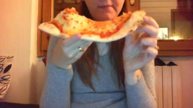 Mangio la pizza con la mia figa pelosa tutta aperta davanti alla telecamera